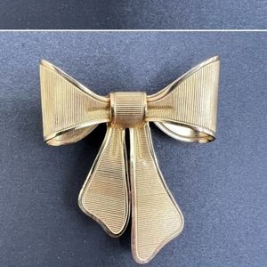 Vintage  gold avon bow pin
